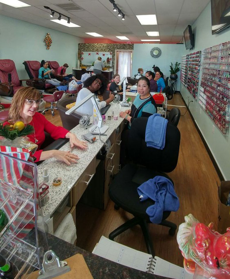 Luxury Nails & Spa-Cần Thợ Nail In Haines City FL.