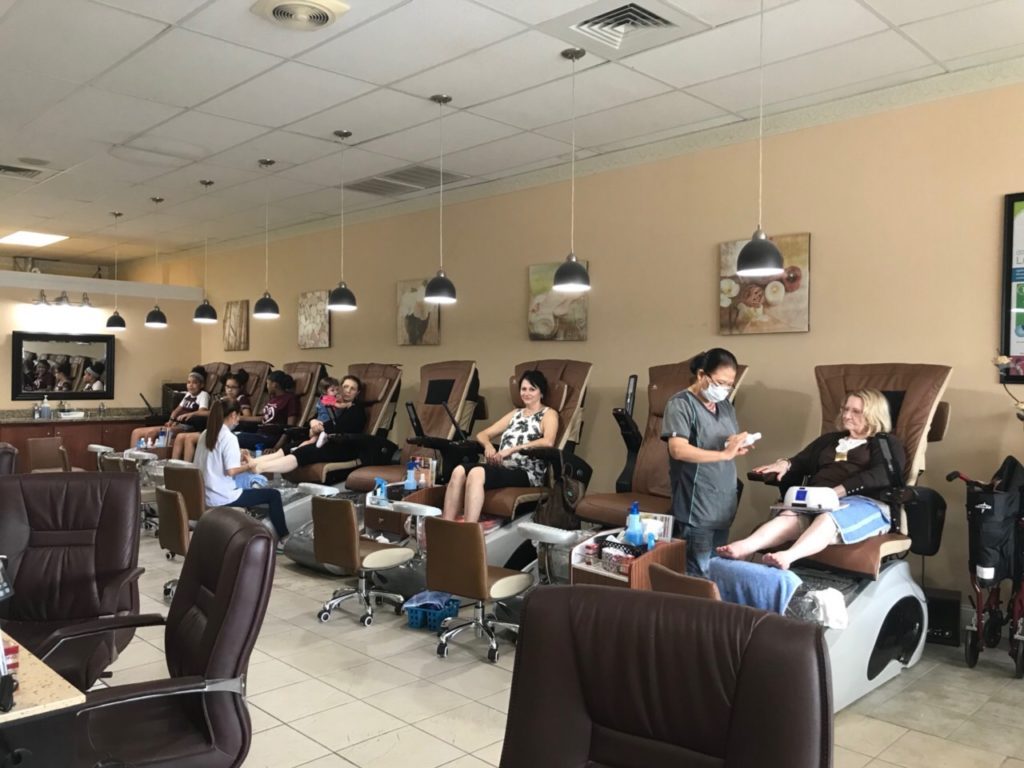 Tiệm Pro Nails-Cần Thợ nail In Traverse City MI.